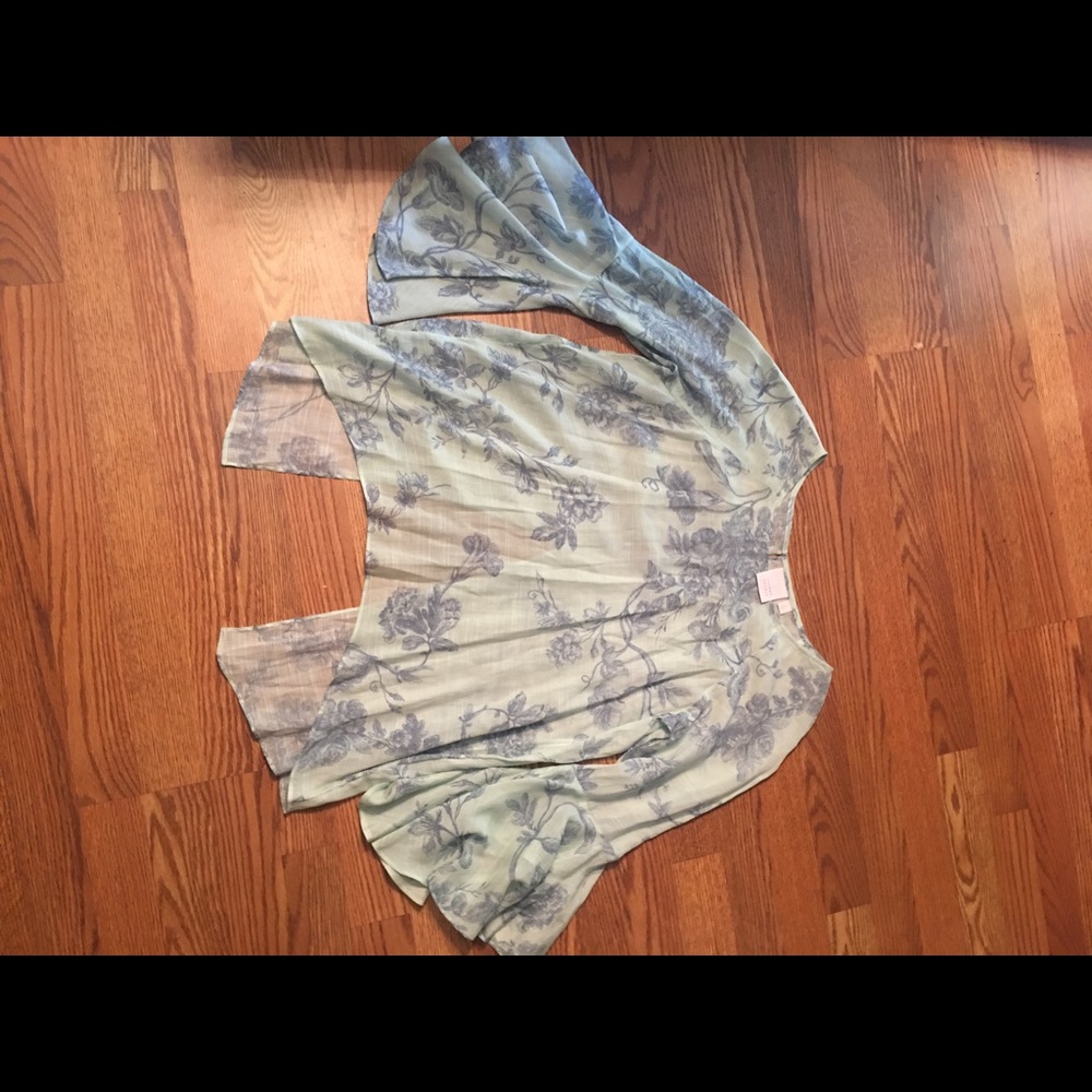 Adorable shirt with flared sleeves & cut out back